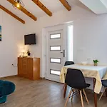 Apartment By The Sea - Murter - 815